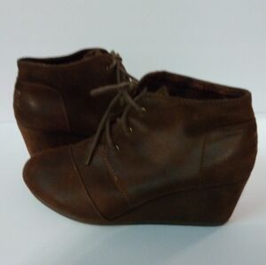 Bob's size 8M brown women's 2.5" wedge lace up booties in EUC